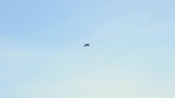 Blick auf ein militärisches Überschallflugzeug, das durch den Himmel fliegt — Stockvideo