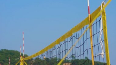 Bir yazlık plajda bir voleybol ağı Slowmotion vurdu. Plaj oyunları kavramı. Yaz konsepti