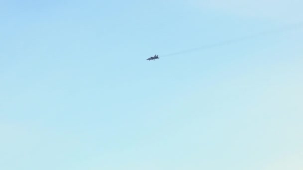 Vista de un avión militar supersónico volando por el cielo — Vídeos de Stock