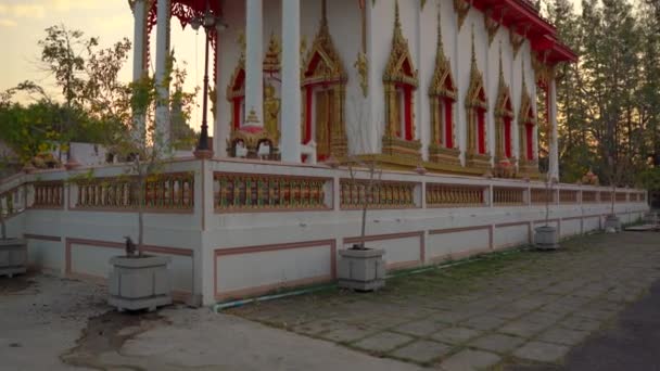 Steadicam shot of the Wat Srisoonthorn temple on Phuket island, Thailand. Концепция путешествия в Таиланд — стоковое видео