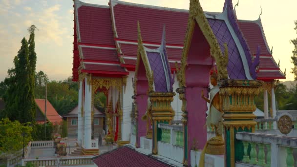 Steadicam tiro do templo Wat Srisoonthorn na ilha de Phuket, Tailândia. Viagem ao conceito Tailândia — Vídeo de Stock