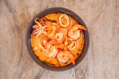 Mantar ile karides ve limon otu çorbası, Tom Yam Kung, ahşap arka planda Tay gıda, üst görünümü