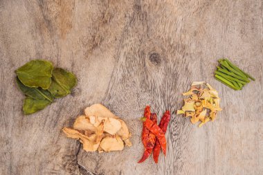 Popüler Tay çorba Tom yum kung için malzemeler. Kireç, havlıcan, kırmızı biber, kiraz domates, limon ve Güney Afrika'da bir kabile kireç yaprak kara tahta üzerinde. Düz yatıyordu. Yukarıdan görüntülemek