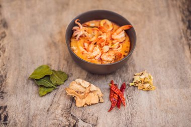 Mantar ile karides ve limon otu çorbası, Tom Yam Kung, ahşap arka planda Tay gıda, üst görünümü
