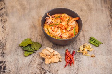Mantar ile karides ve limon otu çorbası, Tom Yam Kung, ahşap arka planda Tay gıda, üst görünümü