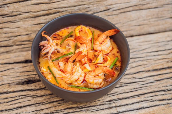 Prawn and lemon grass soup with mushrooms,Tom Yam Kung ,thai food in wooden background, top view — Stock Photo, Image