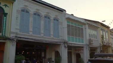 Phuket, Tayland - 03 Mart 2019. Phuket şehrinin eski bir bölümünde tarihi binaların Steadicam çekim, Phuket adası, Tayland. Tayland konseptine seyahat