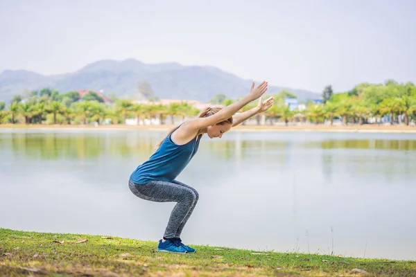 Tropik bir parkta yoga yapan bir kadın. — Stok fotoğraf