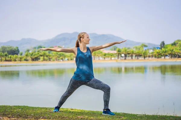 Woman doing yoga in a tropical park — Stock Photo, Image