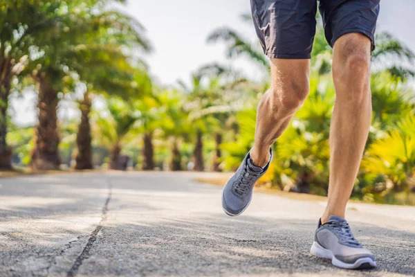 Atleta corredor corriendo en el parque tropical. hombre fitness sunrise jogging entrenamiento bienestar concepto — Foto de Stock