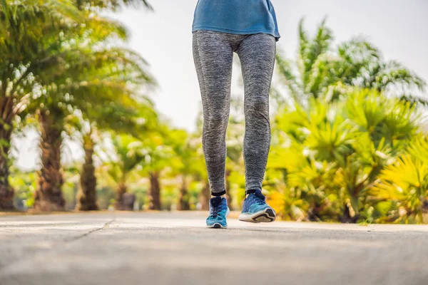 Atleta corredor corriendo en el parque tropical. mujer fitness sunrise jogging entrenamiento bienestar concepto — Foto de Stock