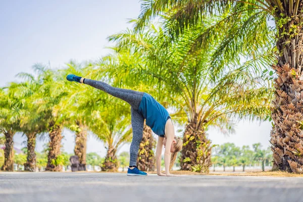 Frau macht Yoga in einem tropischen Park — Stockfoto