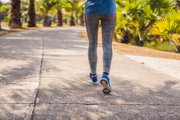 Atleta corredor corriendo en el parque tropical. mujer fitness sunrise jogging entrenamiento bienestar concepto — Foto de Stock