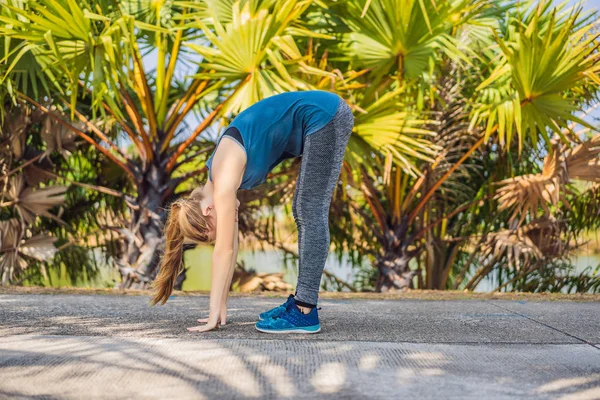 Frau macht Yoga in einem tropischen Park — Stockfoto