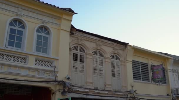 PHUKET, THAILAND - Março 03, 2019. Steadicam tiro de edifícios históricos em uma parte antiga da cidade de Phuket, ilha de Phuket, Tailândia. Viagem ao conceito Tailândia — Vídeo de Stock