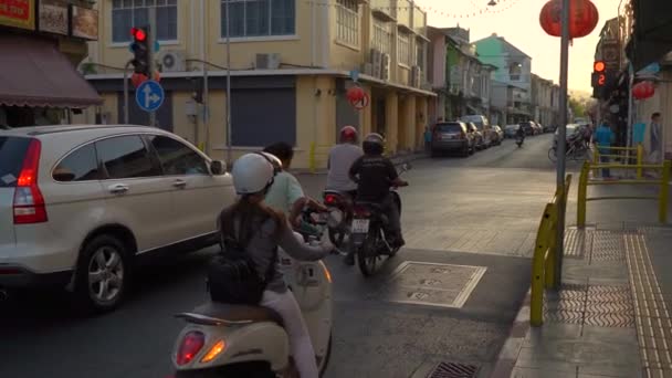 PHUKET, THAILAND - Março 03, 2019. Steadicam tiro de edifícios históricos em uma parte antiga da cidade de Phuket, ilha de Phuket, Tailândia. Viagem ao conceito Tailândia — Vídeo de Stock