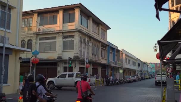Phuket, thailand - 03. märz 2019. steadicam aufnahmen historischer gebäude in einem alten teil der stadt phuket, phuket island, thailand. Anreise nach Thailand — Stockvideo
