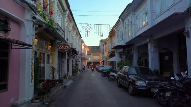 Phuket, thailand - 03. märz 2019. steadicam aufnahme historischer gebäude in einem alten teil der stadt phuket, phuket island, thailand — Stockvideo