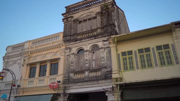 Phuket, Tajlandia-03 marca, 2019. Steadicam strzał historycznych budynków w starej części miasta Phuket, Wyspa Phuket, Tajlandia. Podróż do Tajlandii koncepcji — Wideo stockowe