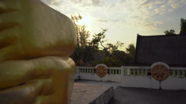 タイのプーケット島にあるワット・スルスーンソーン寺院にある、横たわっている仏像のステディカム・ショット。タイへの旅のコンセプト — ストック動画