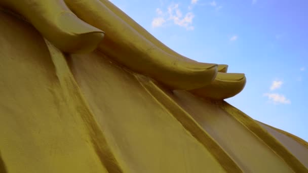 Steadicam shot szobor a fekvő Buddha a Wat Srisoonthorn templomban Phuket szigetén, Thaiföldön. Utazás Thaiföld koncepció — Stock videók