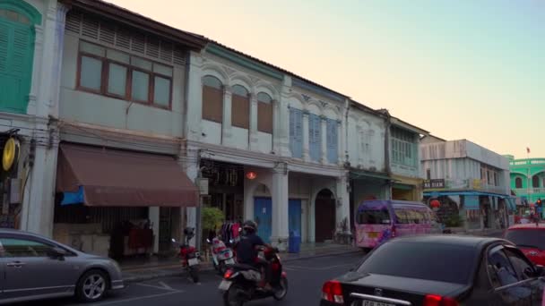 Phuket, Tajlandia-03 marca, 2019. Steadicam strzał historycznych budynków w starej części miasta Phuket, Wyspa Phuket, Tajlandia. Podróż do Tajlandii koncepcji — Wideo stockowe