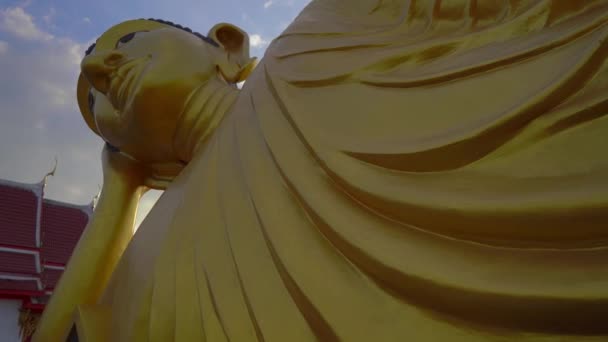 Steadicam снимок статуи лежащего Будды в искушении Ват Шрисунтерн на острове Пхукет, Таиланд. Концепция путешествия в Таиланд — стоковое видео