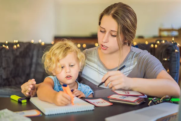 Un profesor, un tutor para la educación en casa y un profesor en la mesa. O mamá y su hija. Educación en el hogar — Foto de Stock