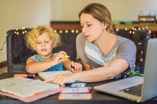 Un profesor, un tutor para la educación en casa y un profesor en la mesa. O mamá y su hija. Educación en el hogar — Foto de Stock