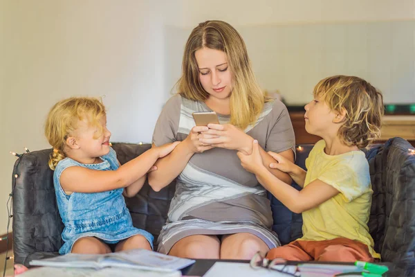 แม่กับสมาร์ทโฟน การเสพติดดิจิตอล เด็กต้องการที่จะใช้เวลากับแม่ แต่ไม่สามารถ — ภาพถ่ายสต็อก