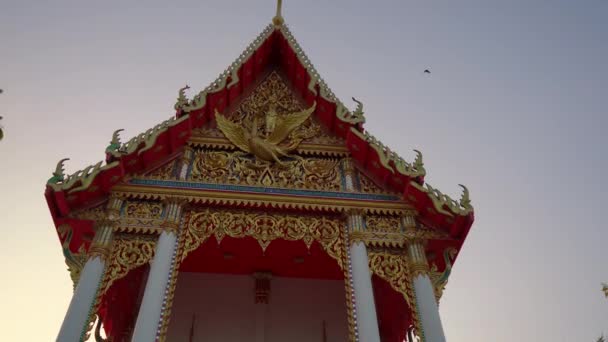 Steadicam shot of the Wat Srisoonthorn temple on Phuket island, Thailand. Концепция путешествия в Таиланд — стоковое видео