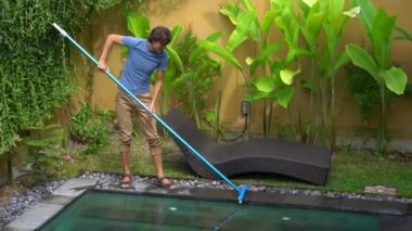 Genç adam profesyonel yüzme havuzu temizleyici havuz temizleme hizmeti yok