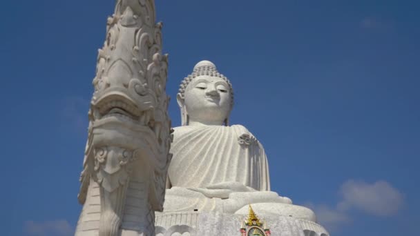 Standbild einer großen Buddha-Statue auf der Insel Phuket. Anreise nach Thailand — Stockvideo