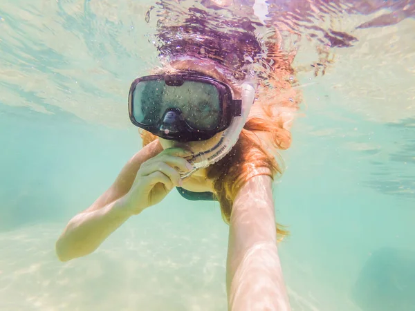 Donna felice in maschera di snorkeling tuffarsi sott'acqua con pesci tropicali nella piscina corallina mare. Stile di vita di viaggio, sport acquatici avventura all'aria aperta, lezioni di nuoto durante le vacanze estive al mare — Foto Stock