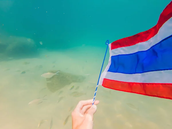 Χαρούμενος άνθρωπος με κολύμβηση με αναπνευστήρα βουτιά υποβρύχια με τροπικά ψάρια με σημαία Ταϊλάνδης στην πισίνα κοραλλιογενή ύφαλο. Ταξίδια lifestyle, θαλάσσια σπορ υπαίθρια περιπέτεια, μαθήματα κολύμβησης στις καλοκαιρινές διακοπές της παραλίας — Φωτογραφία Αρχείου
