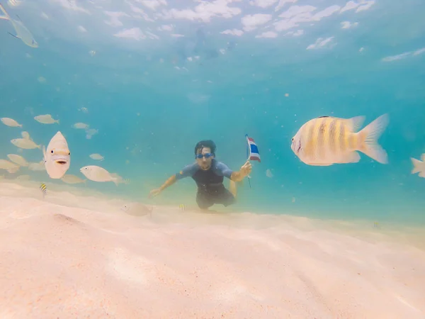 Boldog ember, snorkeling maszk merülés víz alatti trópusi halak Thaiföld zászló korallzátonyok tengeri medence. Utazás életmód, vízisport szabadtéri élményfürdő, úszás órák a nyári tengerparti nyaraláshoz — Stock Fotó