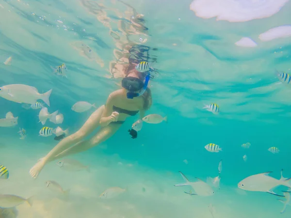 Femme heureuse en masque de plongée avec tuba plongée sous-marine avec des poissons tropicaux dans la piscine de récif corallien. Style de vie de voyage, sports nautiques aventure en plein air, cours de natation pendant les vacances à la plage — Photo