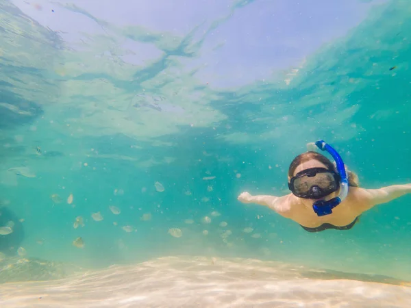 Mulher feliz em mergulho máscara snorkeling subaquático com peixes tropicais na piscina de recife de coral mar. Estilo de vida de viagem, esporte aquático aventura ao ar livre, aulas de natação em férias na praia de verão — Fotografia de Stock