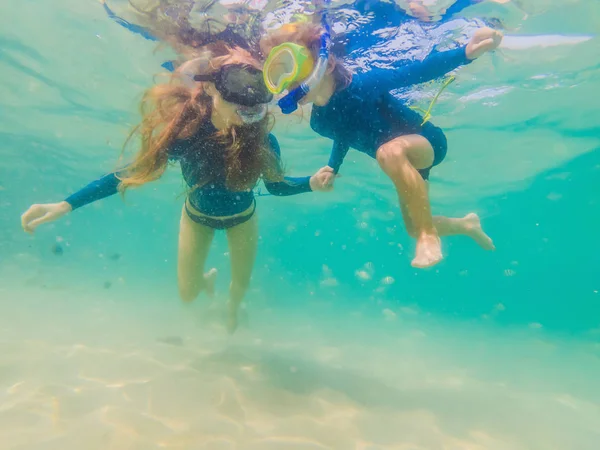 Šťastná matka a syn se šnorchlováním v moři. Podívejte se na ryby pod vodou — Stock fotografie