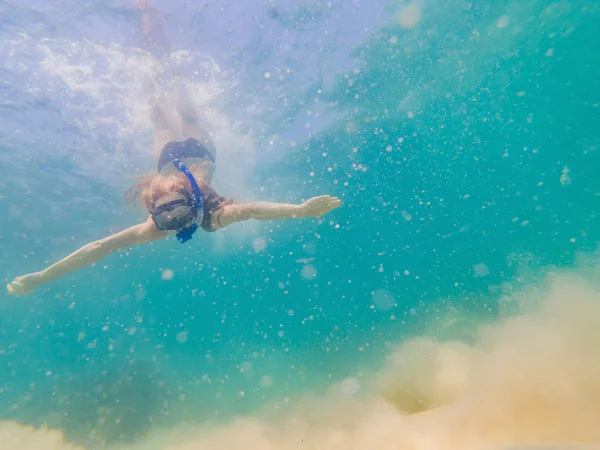 Boldog nő snorkeling maszk merülés víz alatti trópusi halak korallzátony tengeri medencében. Utazás életmód, vízisport szabadtéri élményfürdő, úszás órák a nyári tengerparti nyaraláshoz — Stock Fotó