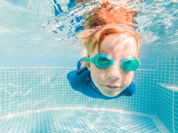 Chłopiec zabawy grając pod wodą w basenie na wakacjach — Zdjęcie stockowe