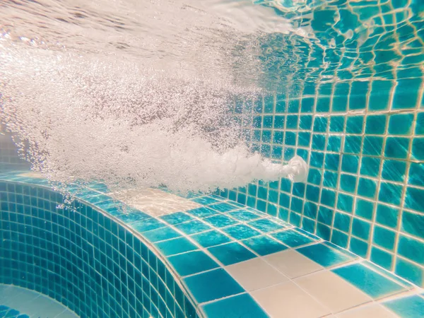 Sob a piscina de água drenagem de trabalho de perto — Fotografia de Stock