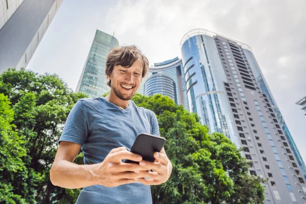 Ember turista segítségével navigáció app a mobiltelefonon. Navigációs Térkép egy nagyváros okostelefonján — Stock Fotó