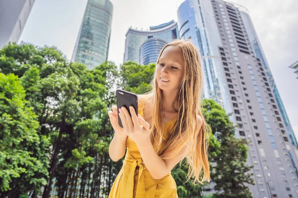 Nő turista segítségével navigáció app a mobiltelefonon. Navigációs Térkép egy nagyváros okostelefonján — Stock Fotó