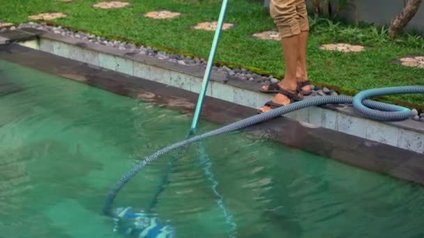 Junger Mann professioneller Schwimmbadreiniger macht Schwimmbadreinigung — Stockvideo