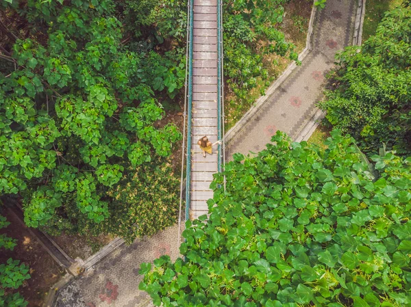 Młoda kobieta turysta w Capilano zawieszenie mostu Kuala Lumpur Forest Eko-Park areial View — Zdjęcie stockowe