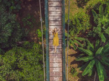 Capilano asma köprü kuala lumpur orman eko-park areial görünümünde genç kadın turist