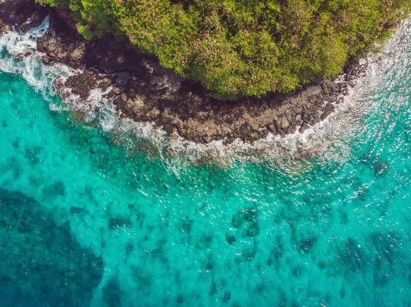 Bahía de mar con agua turquesa y una pequeña playa blanca. Hermosa laguna e isla volcánica cubierta de denso bosque, vista desde arriba — Foto de Stock