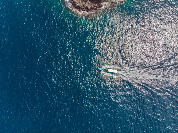 Bahía de mar con agua turquesa y una pequeña playa blanca. Hermosa laguna e isla volcánica cubierta de denso bosque, vista desde arriba — Foto de Stock