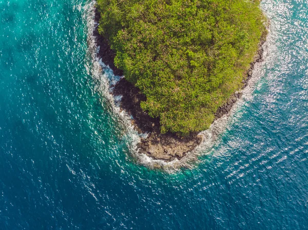 Bahía de mar con agua turquesa y una pequeña playa blanca. Hermosa laguna e isla volcánica cubierta de denso bosque, vista desde arriba — Foto de Stock